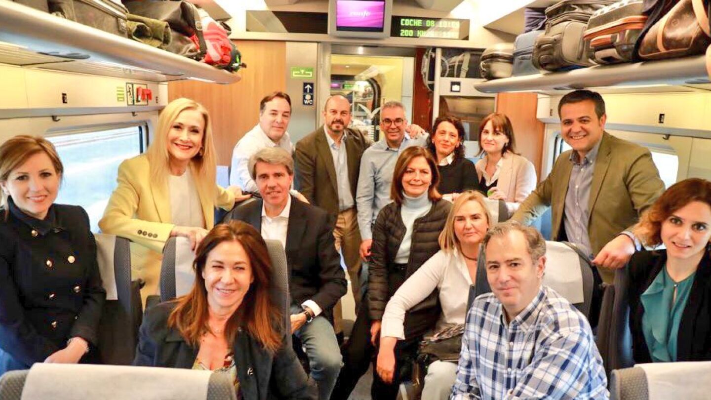 Cristina Cifuentes, junto a parte de su equipo del PP de Madrid
