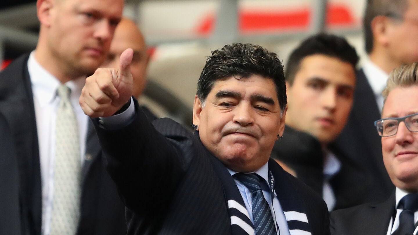 Maradona saluda a los aficionados
