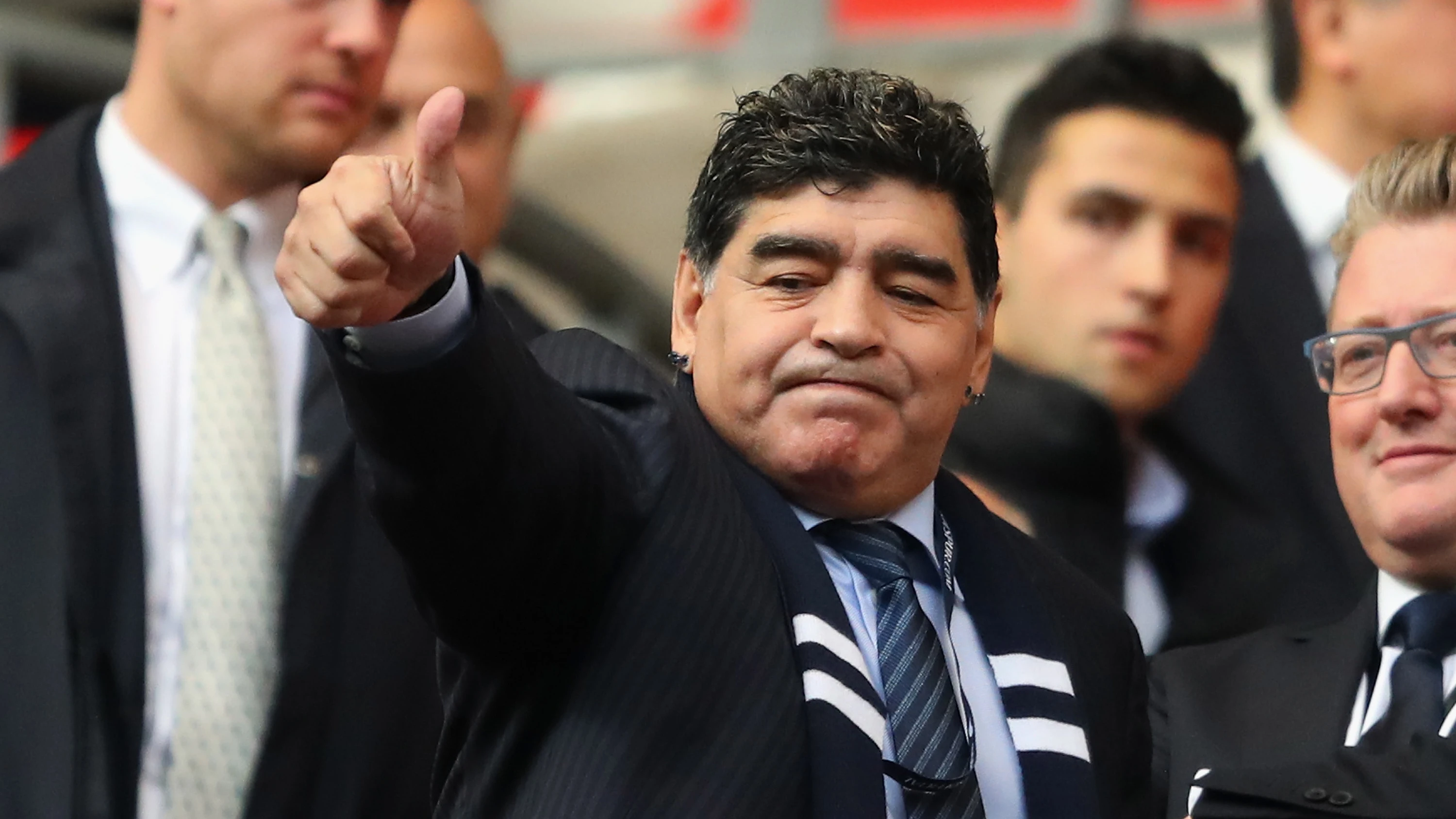 Maradona saluda a los aficionados