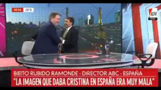 El traspi&eacute;s m&aacute;s viral del director de 'ABC': perdi&oacute; de vista su silla y acab&oacute; en el suelo durante una entrevista