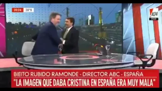 El traspiés más viral del director de 'ABC': perdió de vista su silla y acabó en el suelo durante una entrevista El traspiés más viral del director de 'ABC': perdió de vista su silla y acabó en el suelo durante una entrevista
