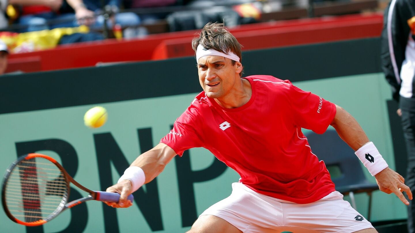 David Ferrer devuelve una bola en el partido con Espa&ntilde;a