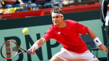 David Ferrer devuelve una bola en el partido con España