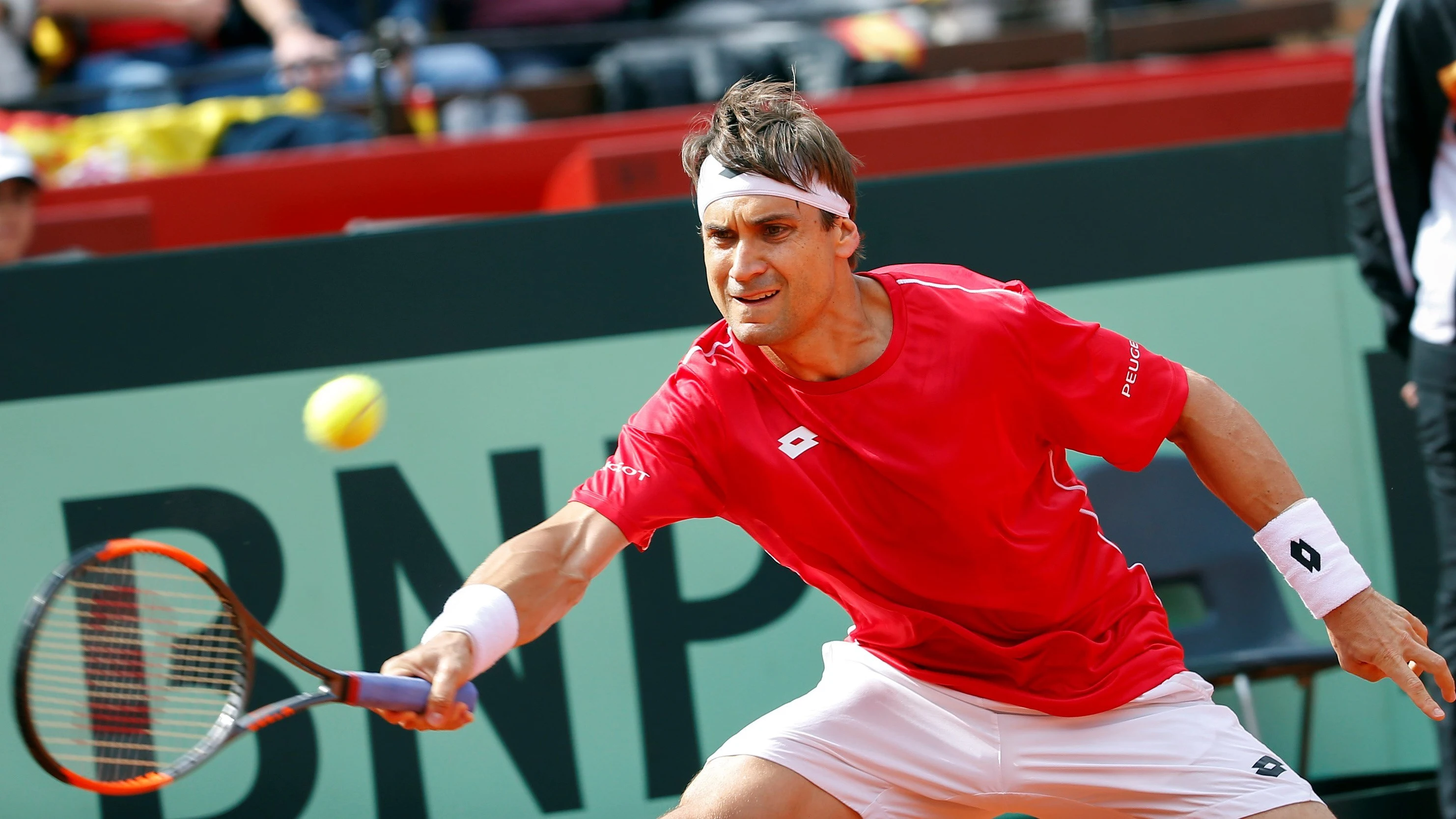 David Ferrer devuelve una bola en el partido con España