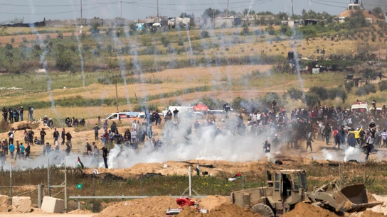 Palestinos huyen de las bombas de gas lacrimógeno lanzadas por tropas israelíes Palestinos huyen de las bombas de gas lacrimógeno lanzadas por tropas israelíes