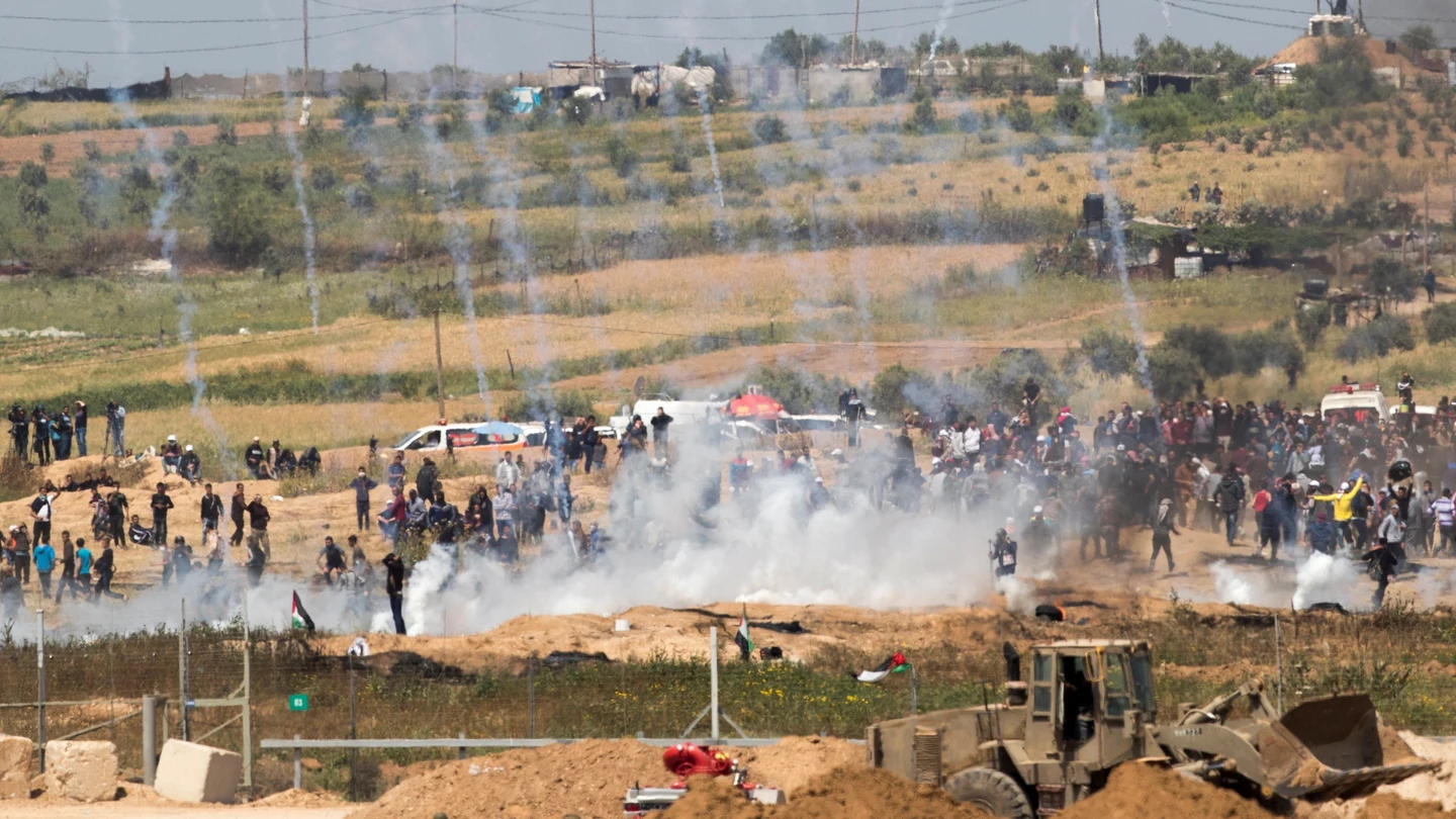 Palestinos huyen de las bombas de gas lacrimógeno lanzadas por tropas israelíes Palestinos huyen de las bombas de gas lacrimógeno lanzadas por tropas israelíes