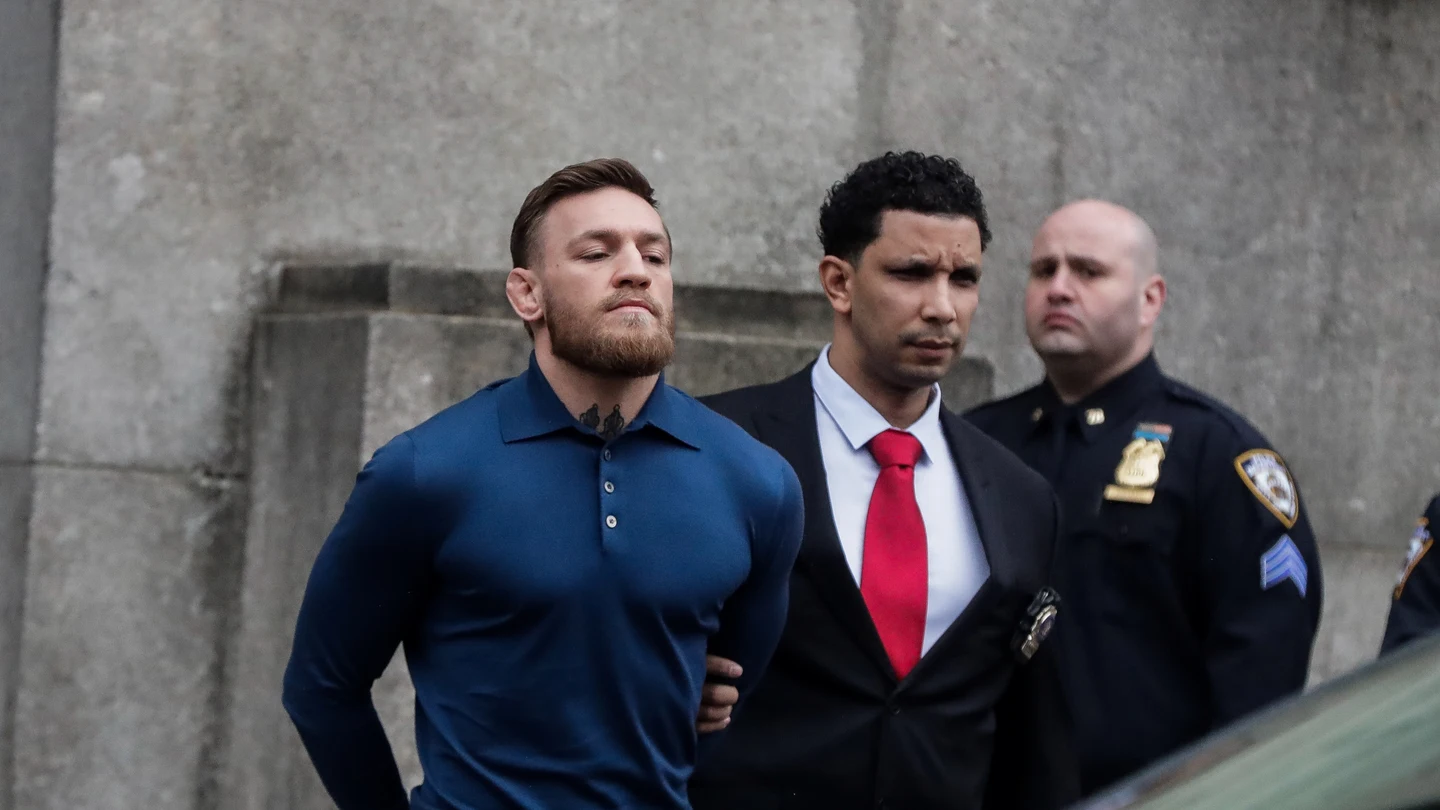McGregor abandona esposado la comisaría McGregor abandona esposado la comisaría