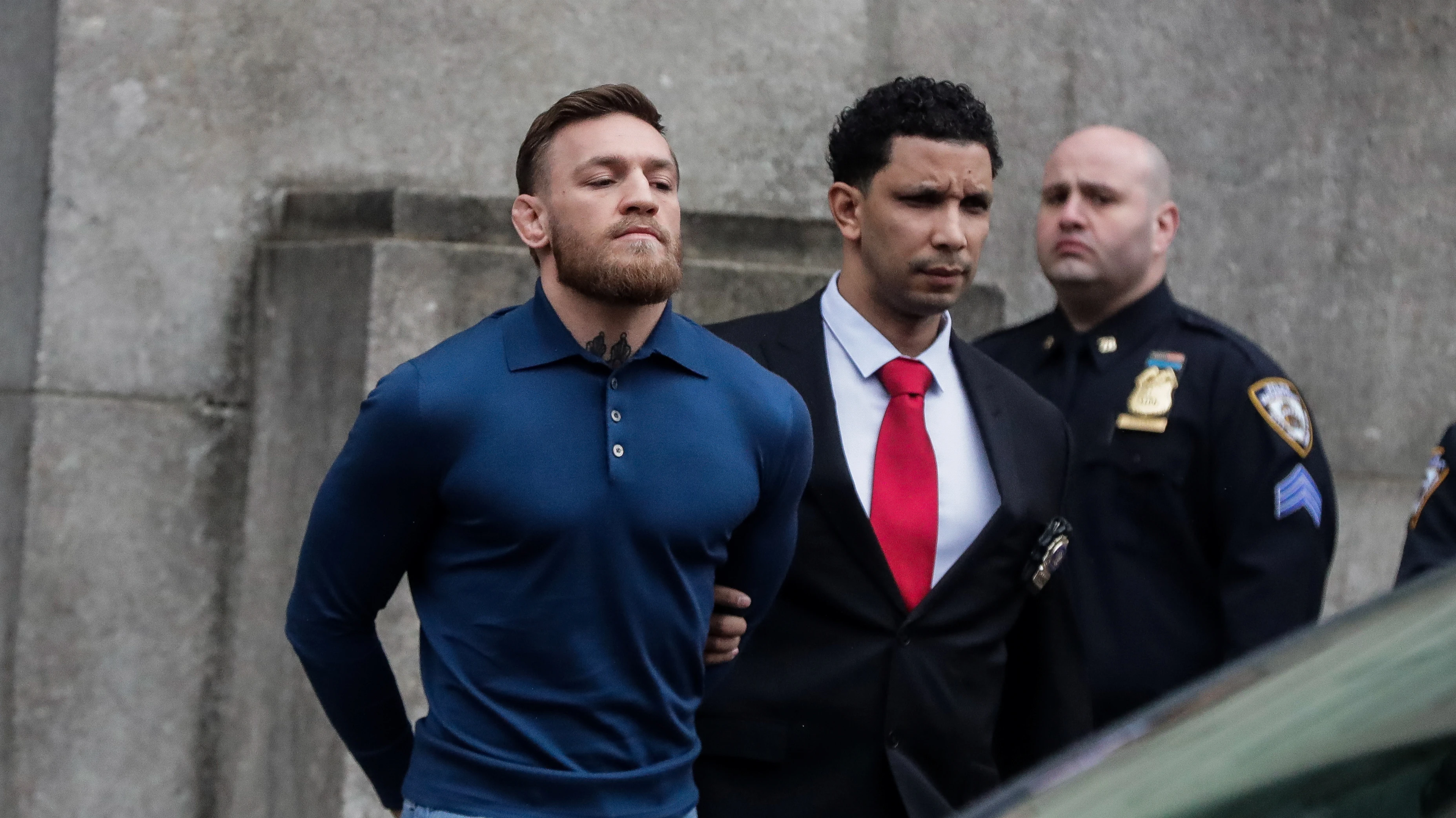 McGregor abandona esposado la comisaría