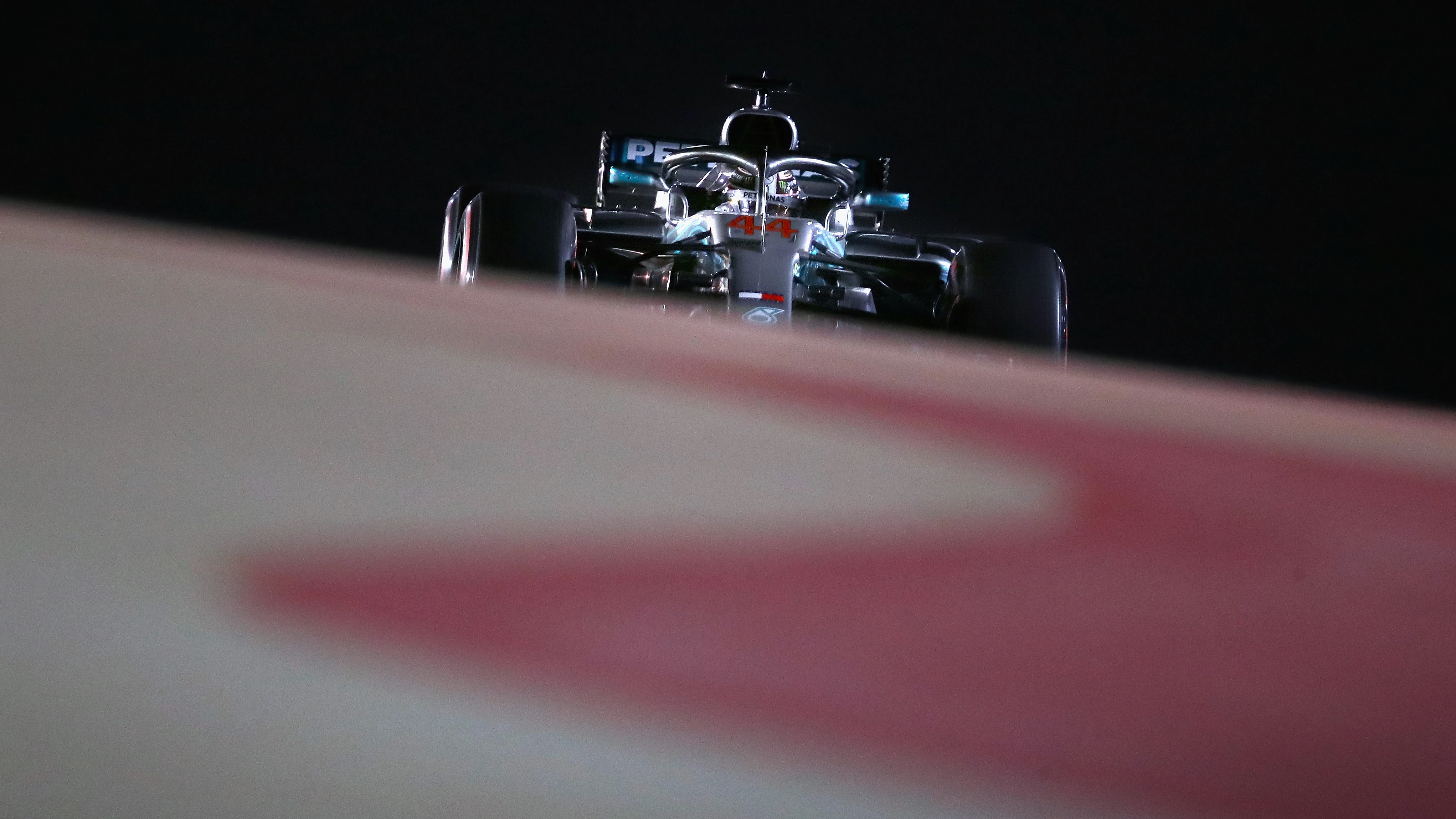 Hamilton, rodando con su Mercedes en Baréin