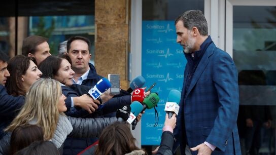 El rey Felipe VI, acompa&ntilde;ado por la reina Letizia y do&ntilde;a Sof&iacute;a, durante su visita al rey Juan Carlos 