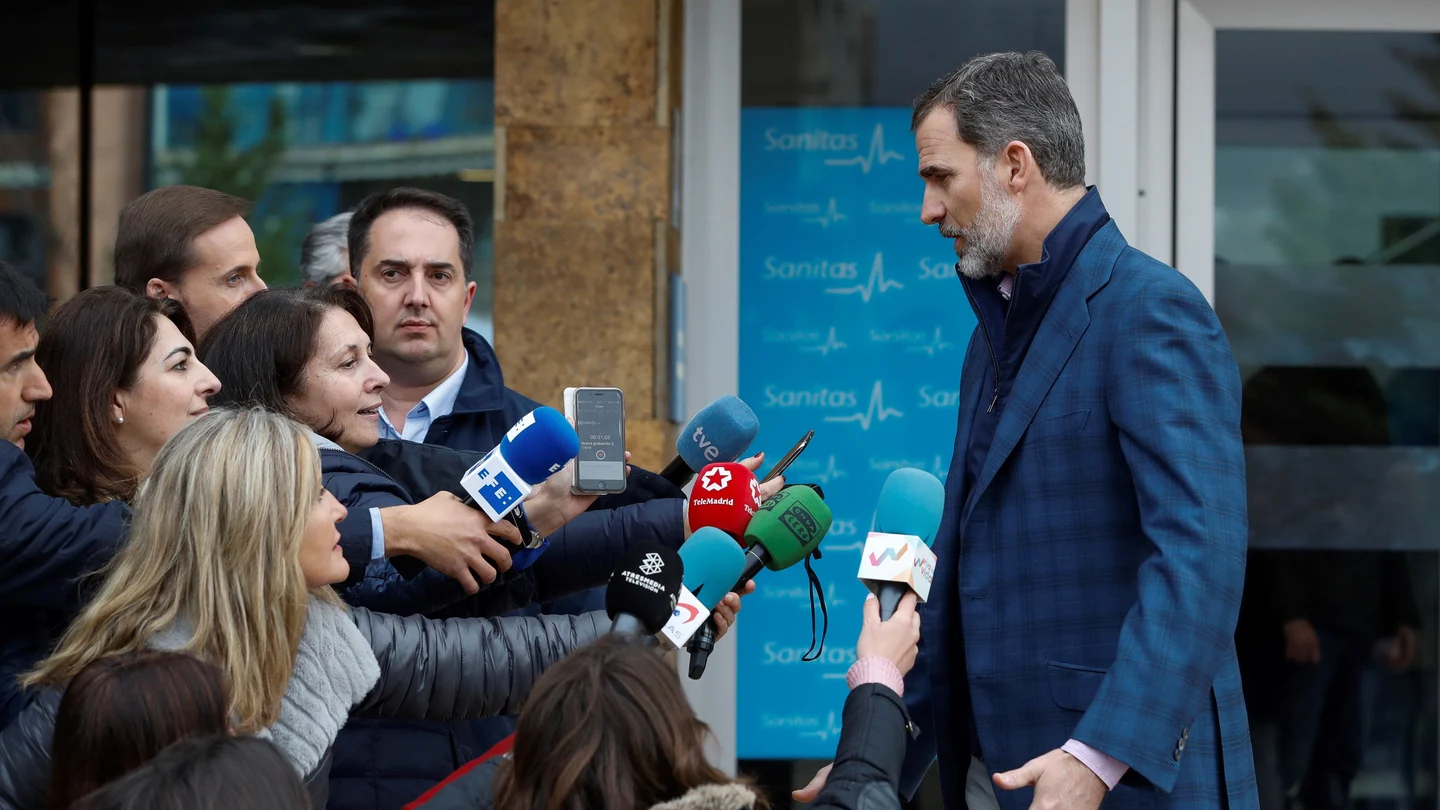 El rey Felipe VI, acompañado por la reina Letizia y doña Sofía, durante su visita al rey Juan Carlos El rey Felipe VI, acompañado por la reina Letizia y doña Sofía, durante su visita al rey Juan Carlos