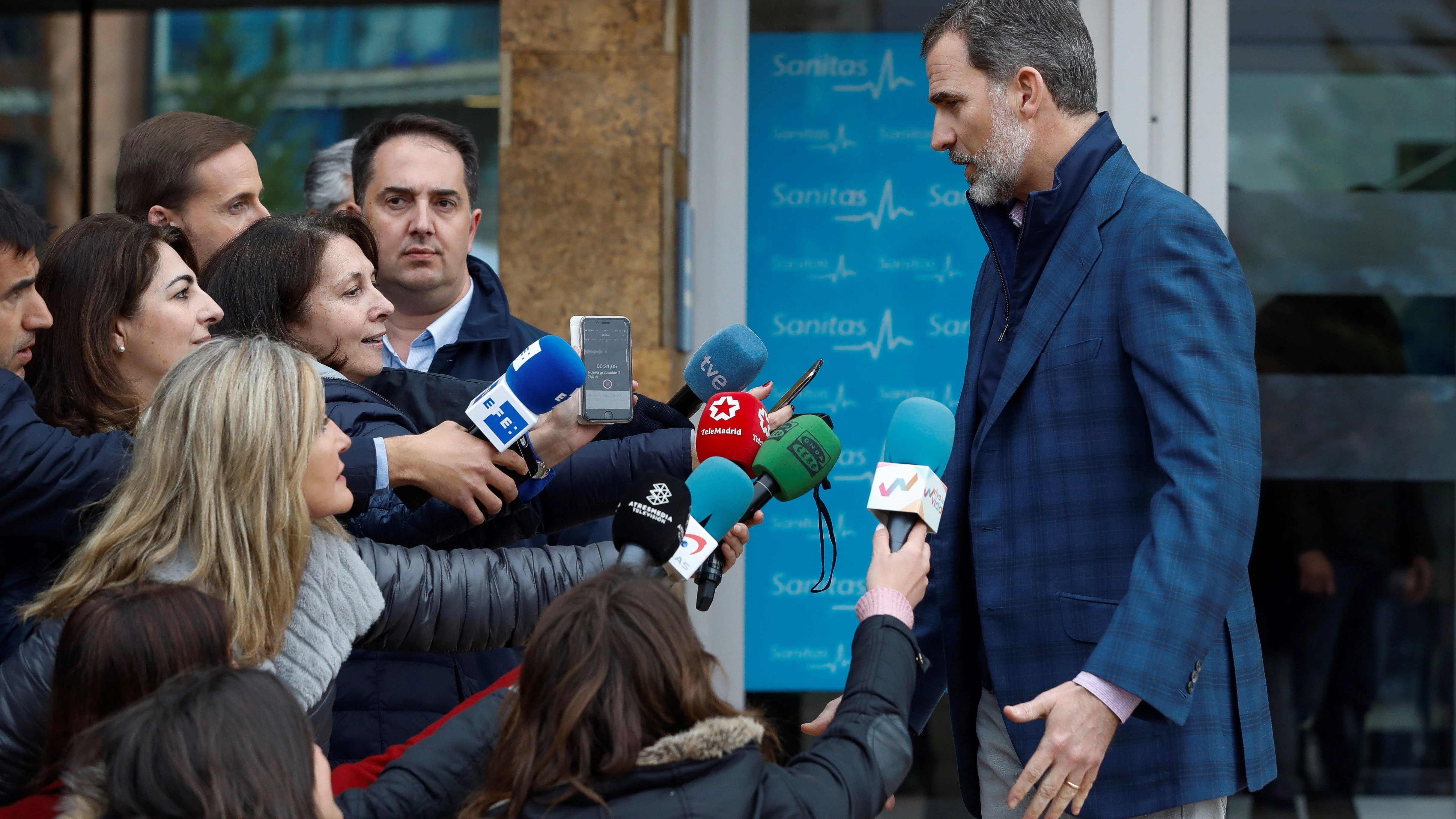 El rey Felipe VI, acompañado por la reina Letizia y doña Sofía, durante su visita al rey Juan Carlos 