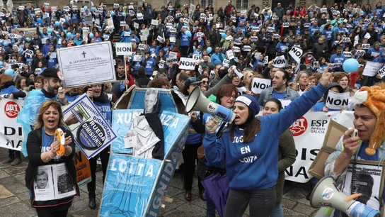 Segunda gran manifestación cuando se cumplen dos meses de huelga indefinida de los funcionarios Segunda gran manifestación cuando se cumplen dos meses de huelga indefinida de los funcionarios