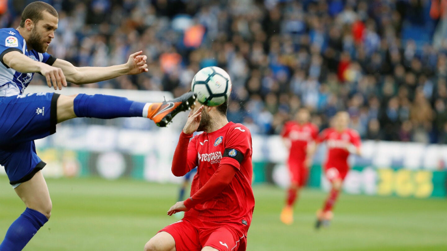Laguardia despeja un bal&oacute;n