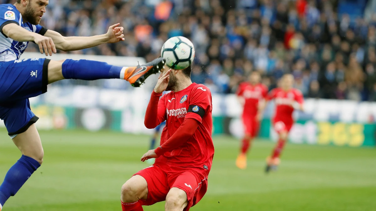 Laguardia despeja un balón