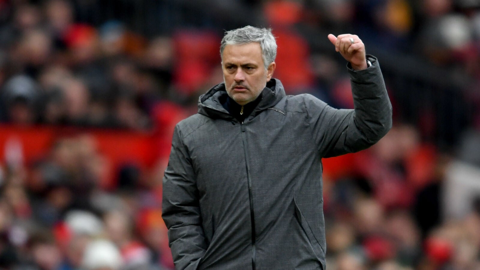 Mourinho, con gesto de aprobaci&oacute;n
