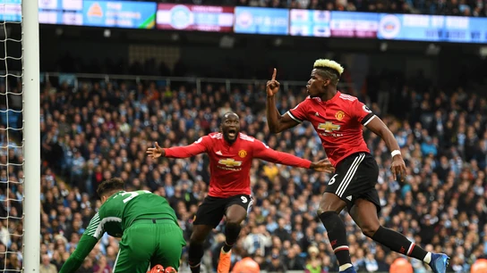 Pogba celebra uno de sus goles con el United en el derbi Pogba celebra uno de sus goles con el United en el derbi