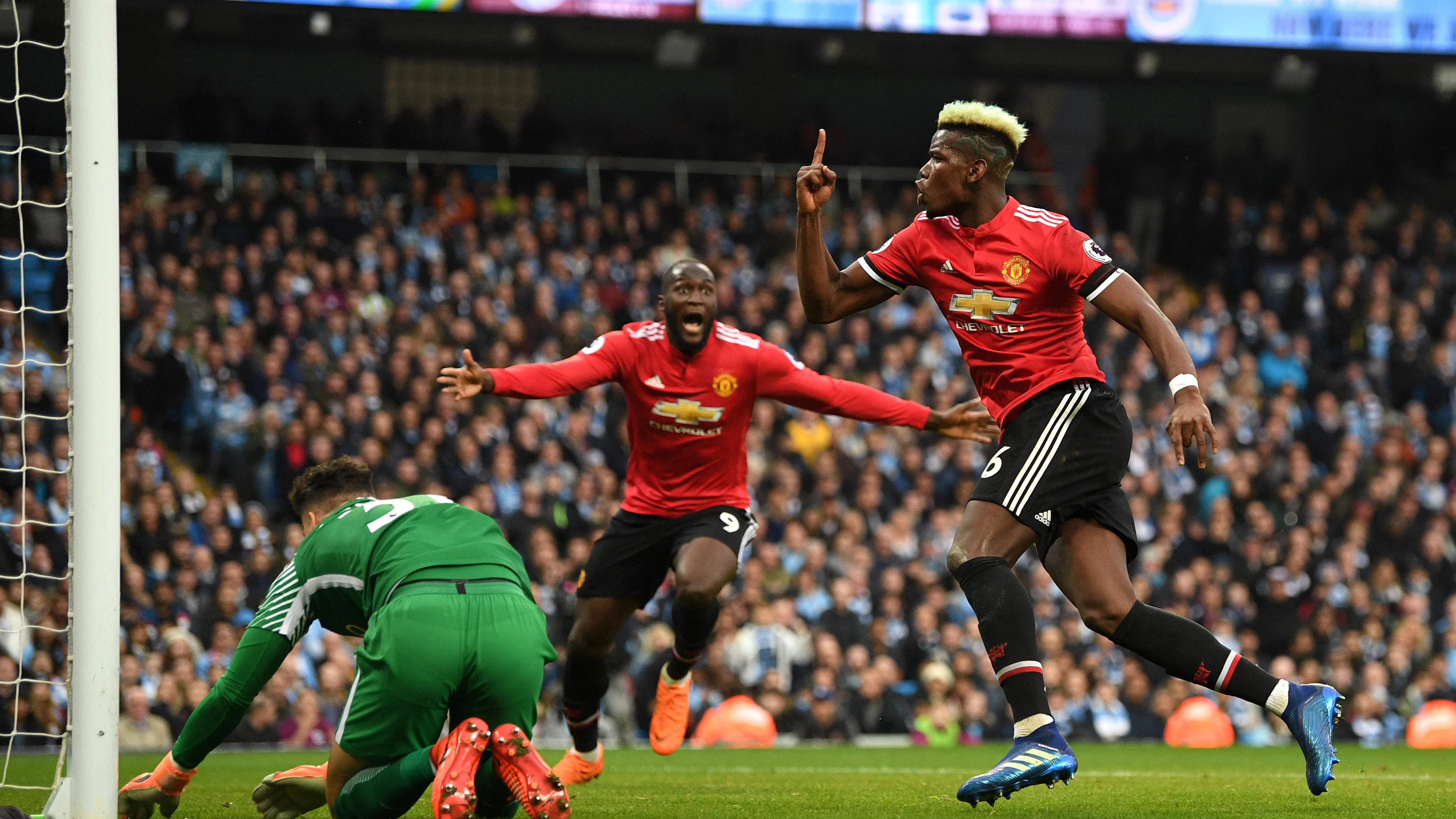 Pogba celebra uno de sus goles con el United en el derbi