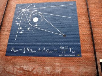 un grafiti con una de las ecuaciones de campo de Albert Einstein en la fachada de un edificio en Leiden un grafiti con una de las ecuaciones de campo de Albert Einstein en la fachada de un edificio en Leiden