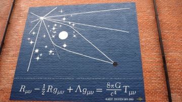 un grafiti con una de las ecuaciones de campo de Albert Einstein en la fachada de un edificio en Leiden
