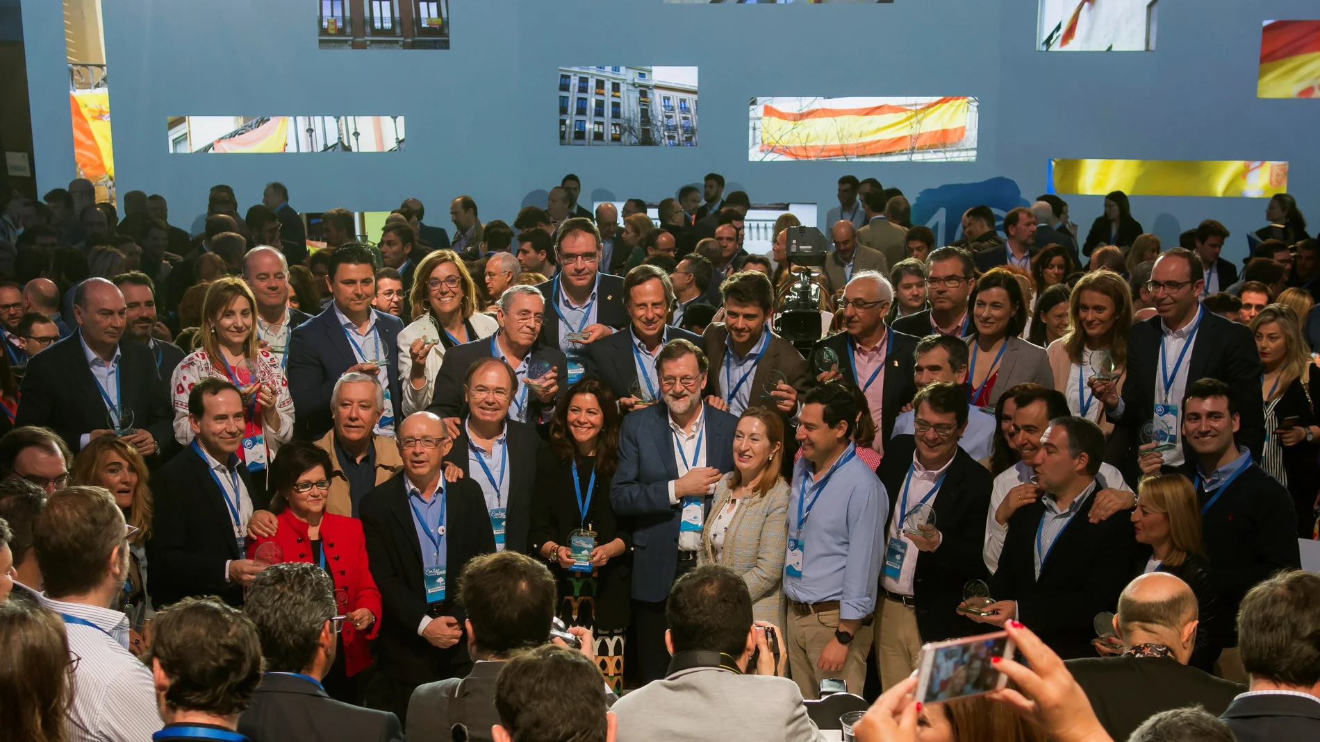 El presidente del Gobierno, Mariano Rajoy, posa en la foto de familia