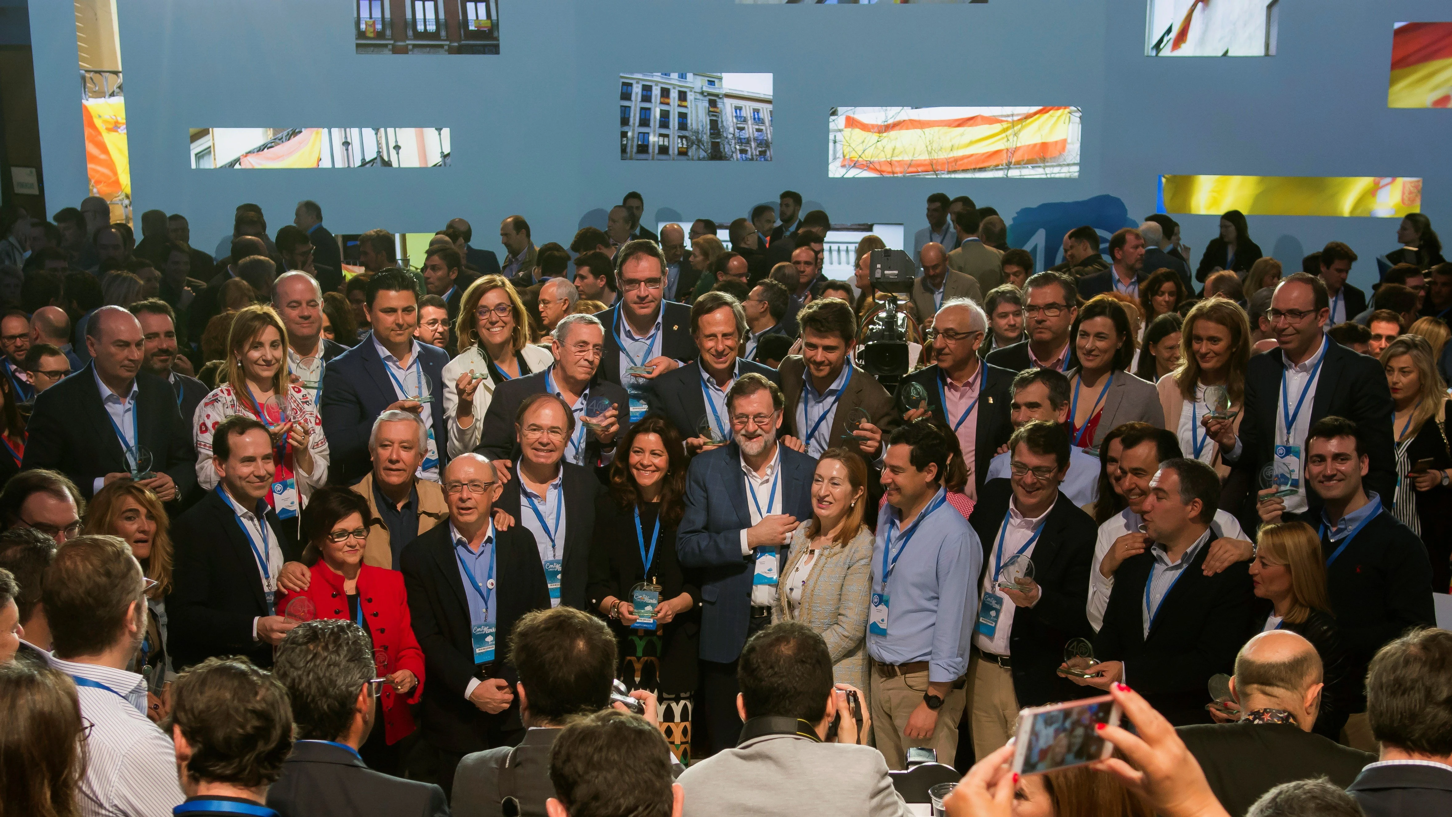 El presidente del Gobierno, Mariano Rajoy, posa en la foto de familia