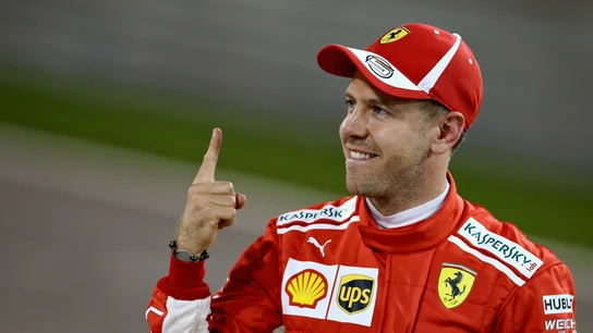 Vettel muestra su dedo Vettel muestra su dedo