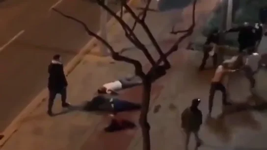 Una brutal batalla campal en Cornellà deja tres jóvenes heridos graves Una brutal batalla campal en Cornellà deja tres jóvenes heridos graves