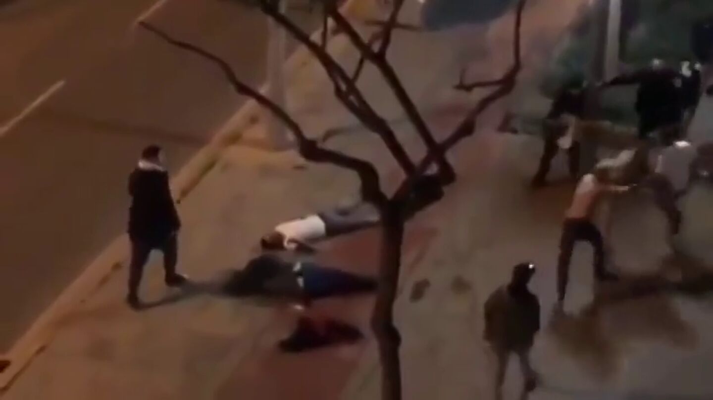 Una brutal batalla campal en Cornell&agrave; deja tres j&oacute;venes heridos graves