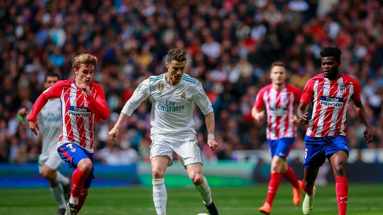 Cristiano conduce el balón ante la defensa de Griezmann Cristiano conduce el balón ante la defensa de Griezmann