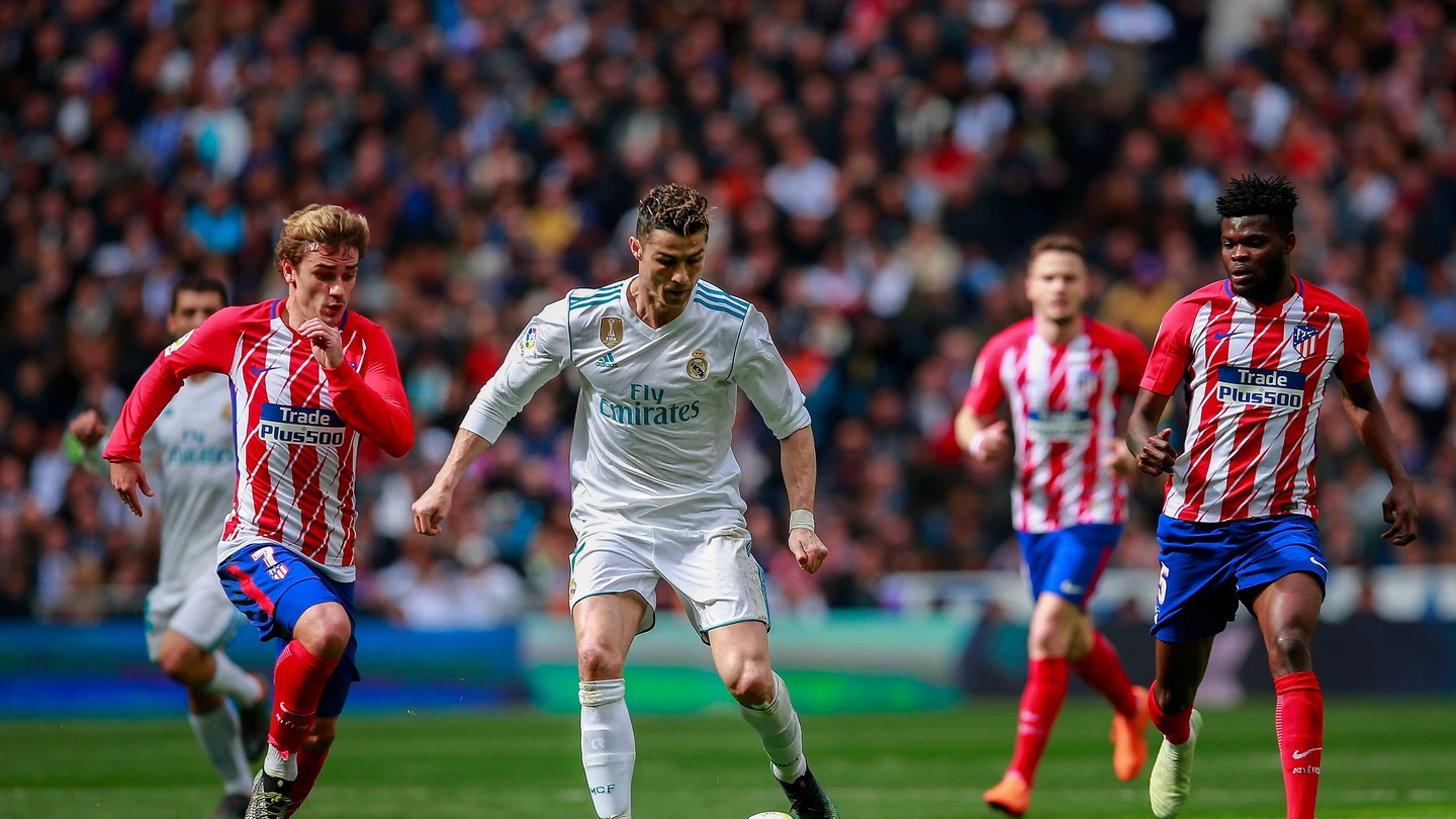 Cristiano conduce el balón ante la defensa de Griezmann Cristiano conduce el balón ante la defensa de Griezmann