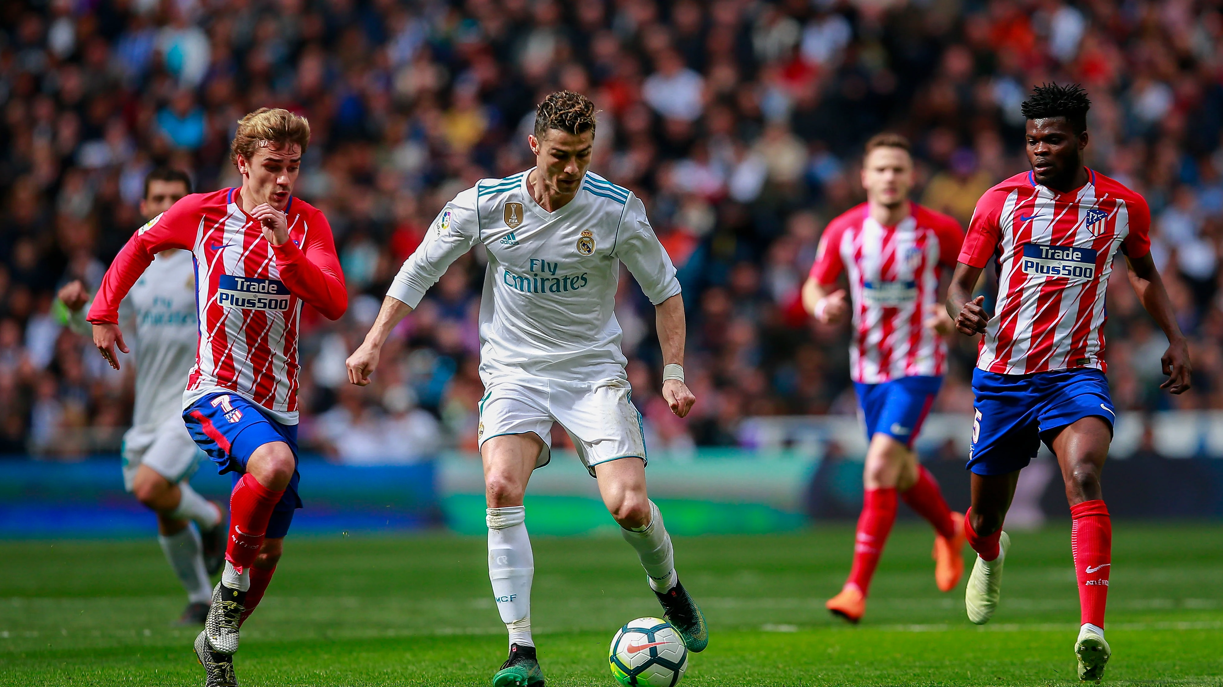 Cristiano conduce el balón ante la defensa de Griezmann