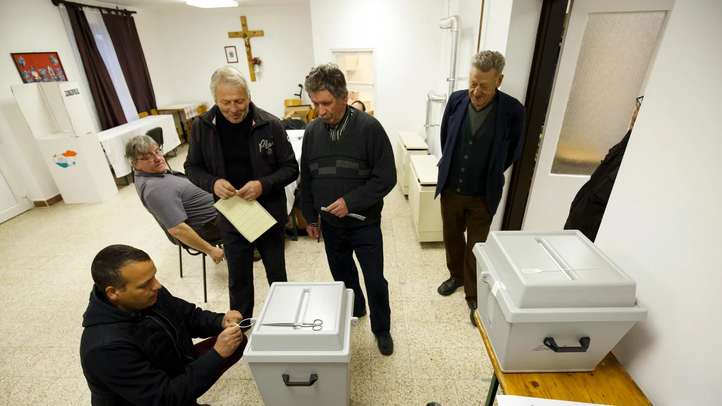 Uno de los colegios electorales en Hungría Uno de los colegios electorales en Hungría