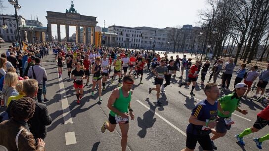 Corredores participando en la media marat&oacute;n de Berl&iacute;n de 2018