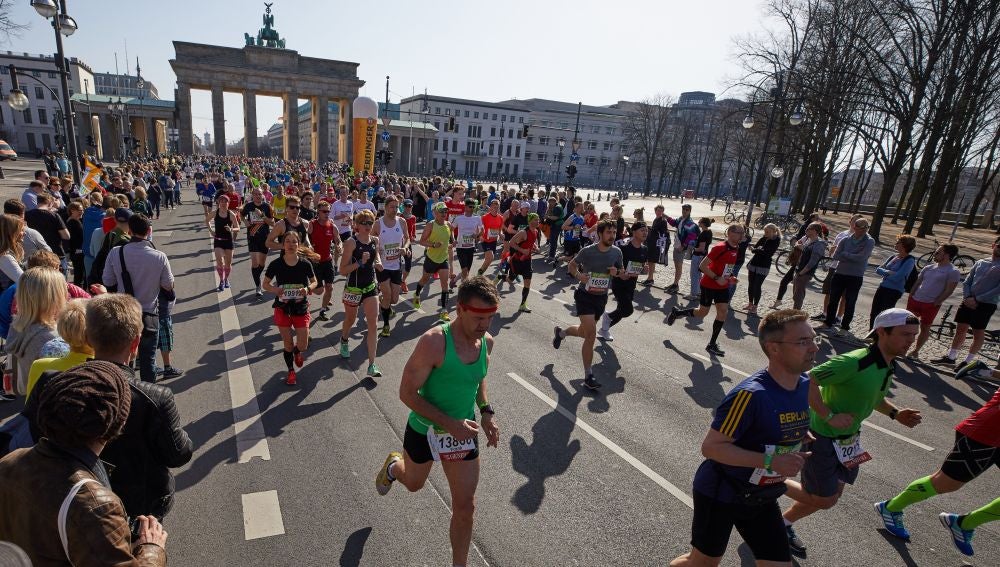 Corredores participando en la media maratón de Berlín de 2018