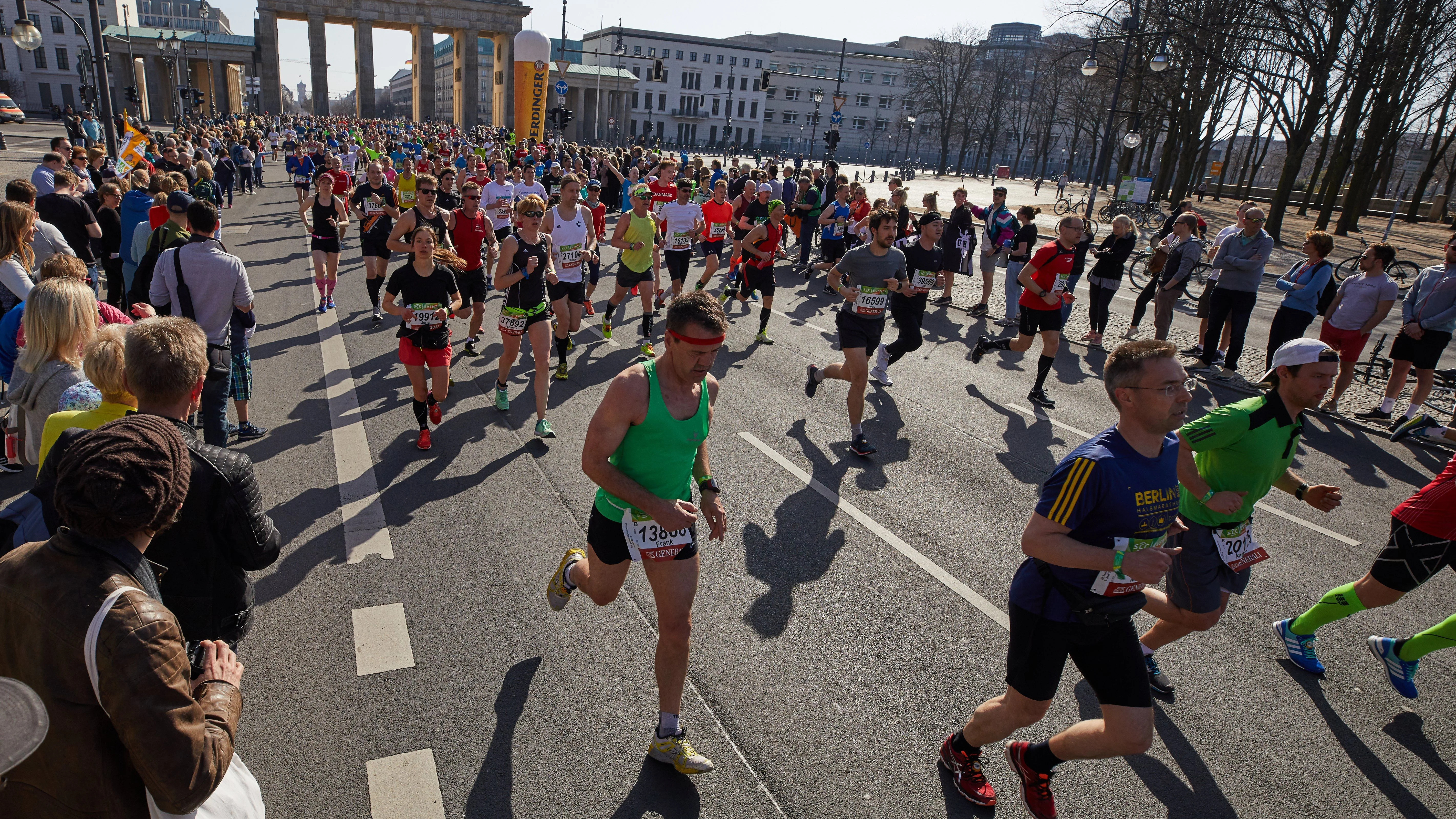 Corredores participando en la media maratón de Berlín de 2018