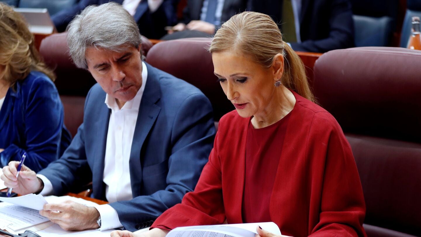 La presidenta de la Comunidad de Madrid, Cristina Cifuentes, conversa con el vicepresidente, &Aacute;ngel Garrido