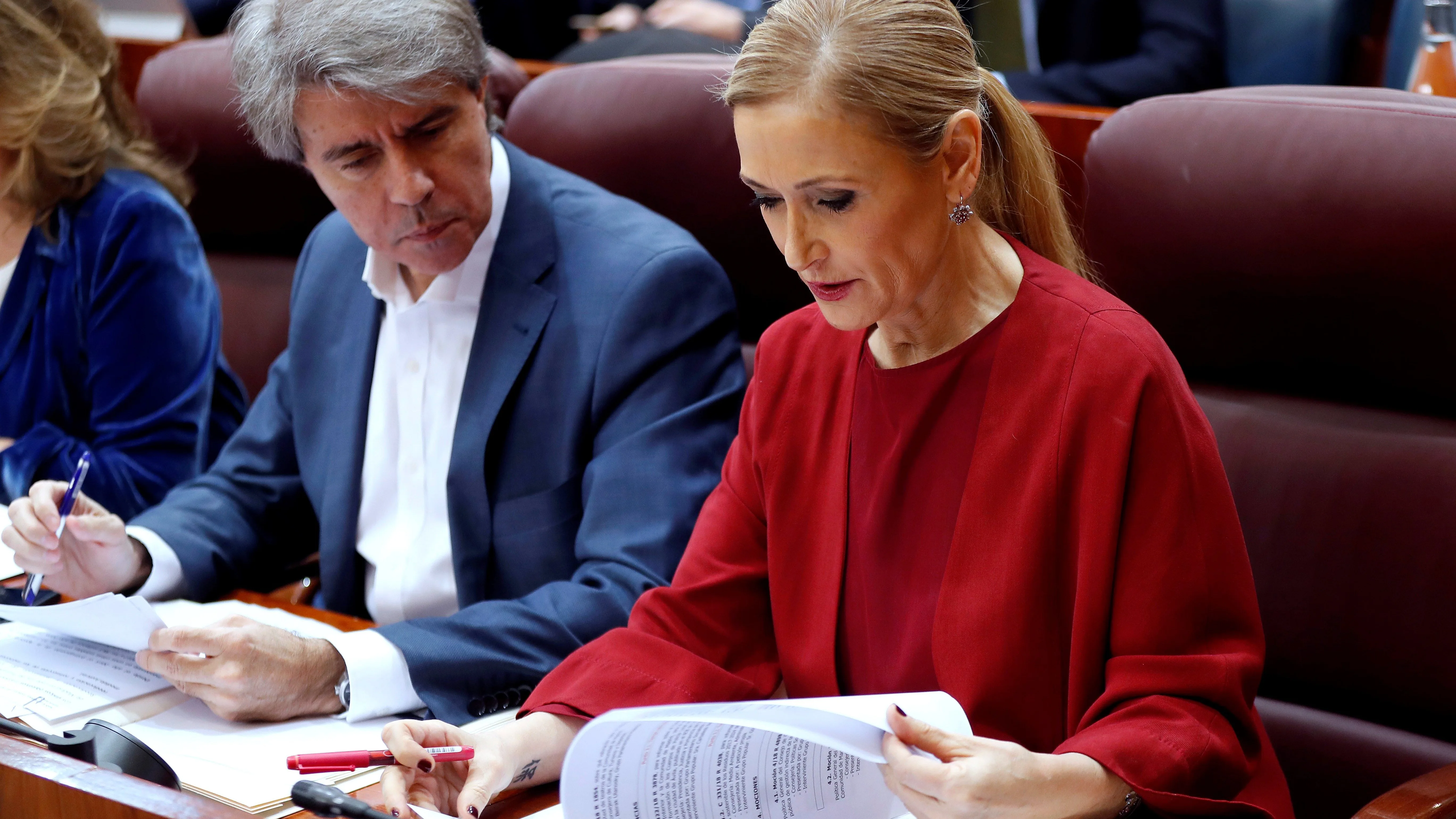 La presidenta de la Comunidad de Madrid, Cristina Cifuentes, conversa con el vicepresidente, Ángel Garrido