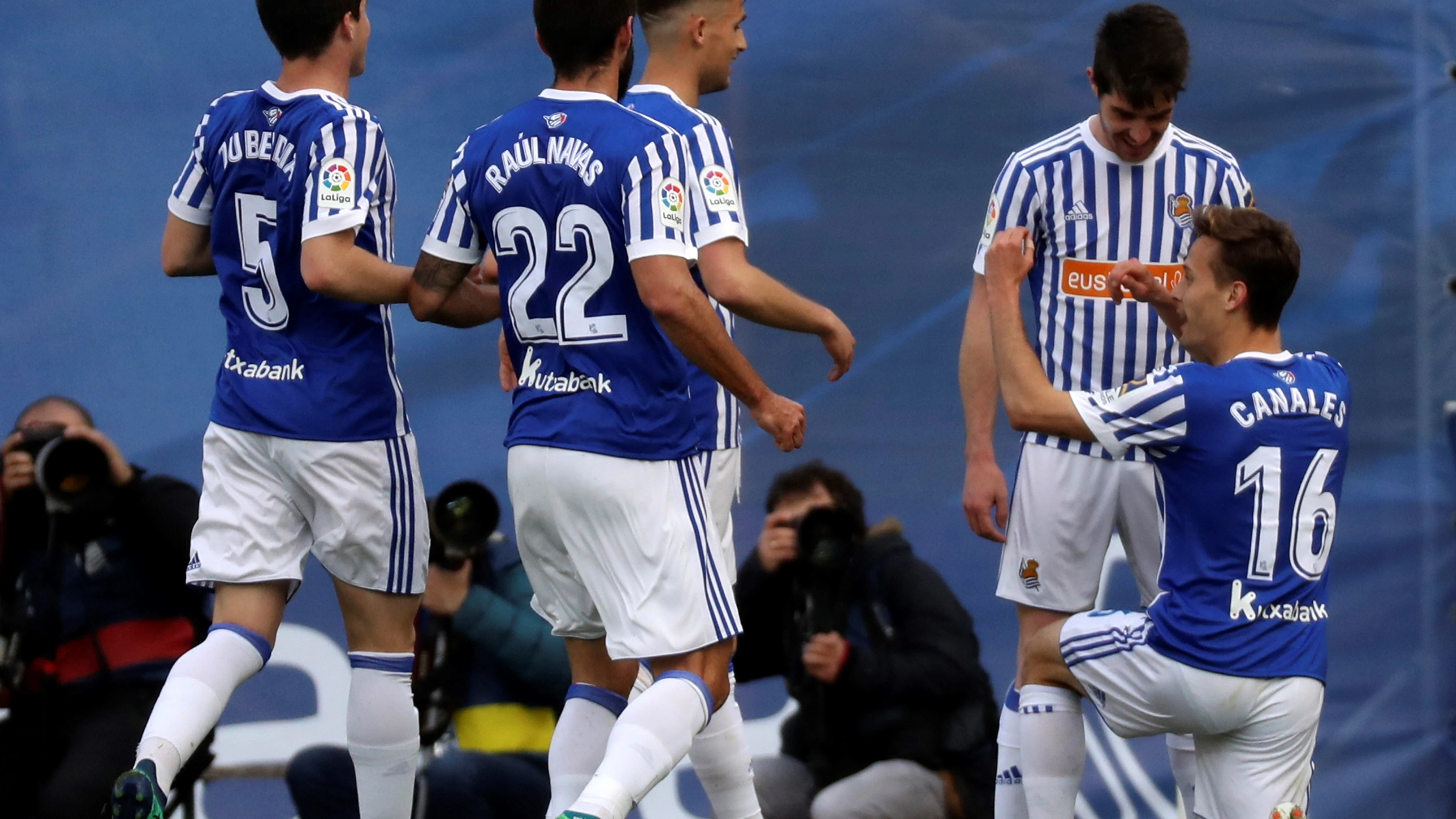 Los jugadores de la Real Sociedad celebran un gol en Anoeta