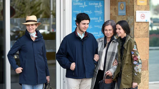 La reina emérita Sofía, junto a sus nietos Felipe Juan Froilán y Victoria Federica, y la infanta Elena La reina emérita Sofía, junto a sus nietos Felipe Juan Froilán y Victoria Federica, y la infanta Elena