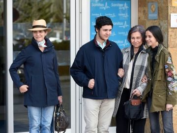 La reina emérita Sofía, junto a sus nietos Felipe Juan Froilán y Victoria Federica, y la infanta Elena La reina emérita Sofía, junto a sus nietos Felipe Juan Froilán y Victoria Federica, y la infanta Elena