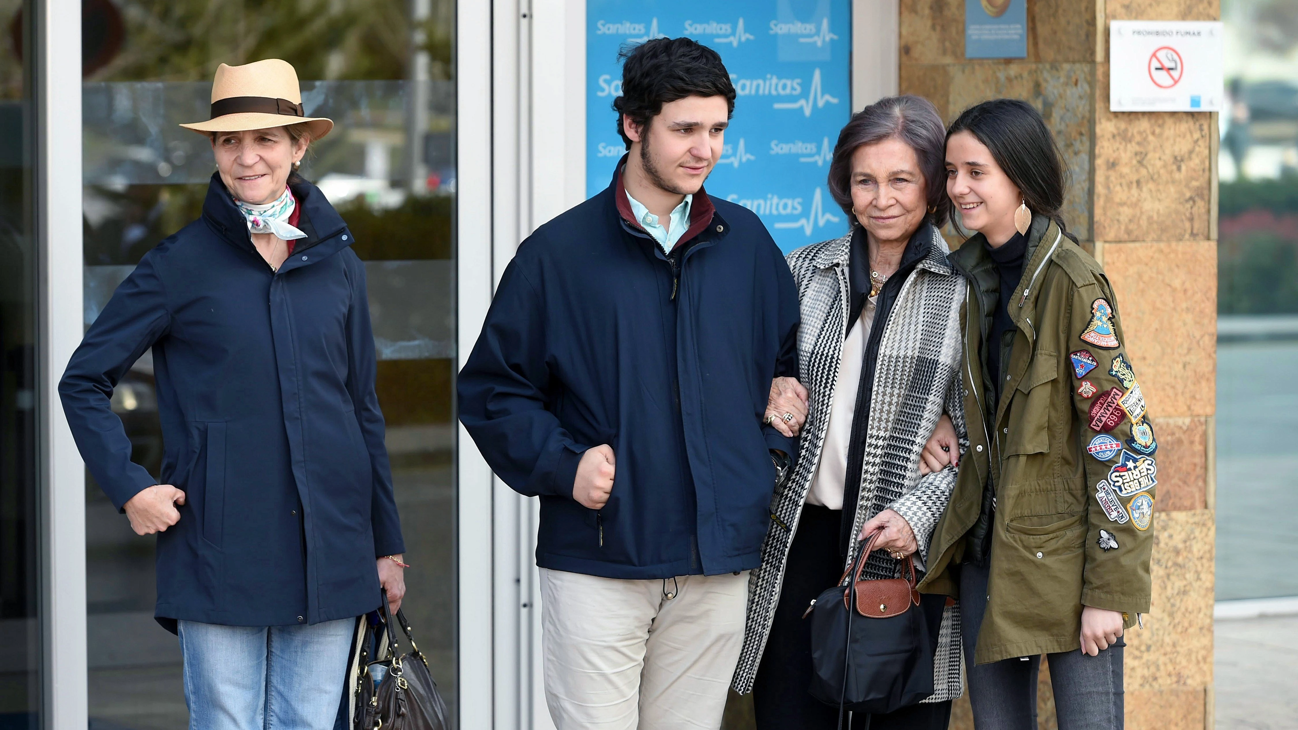 La reina emérita Sofía, junto a sus nietos Felipe Juan Froilán y Victoria Federica, y la infanta Elena