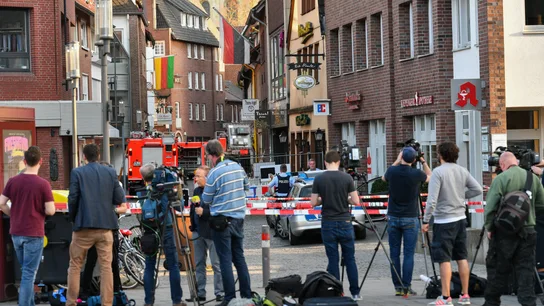 Periodistas, junto al cordón policial en una calle en el centro de Münster Periodistas, junto al cordón policial en una calle en el centro de Münster