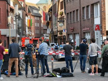 Periodistas, junto al cordón policial en una calle en el centro de Münster Periodistas, junto al cordón policial en una calle en el centro de Münster