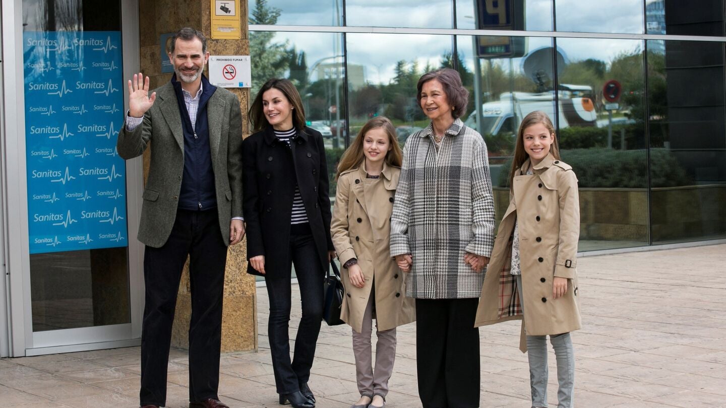 Las infantas, con su abuela y los Reyes