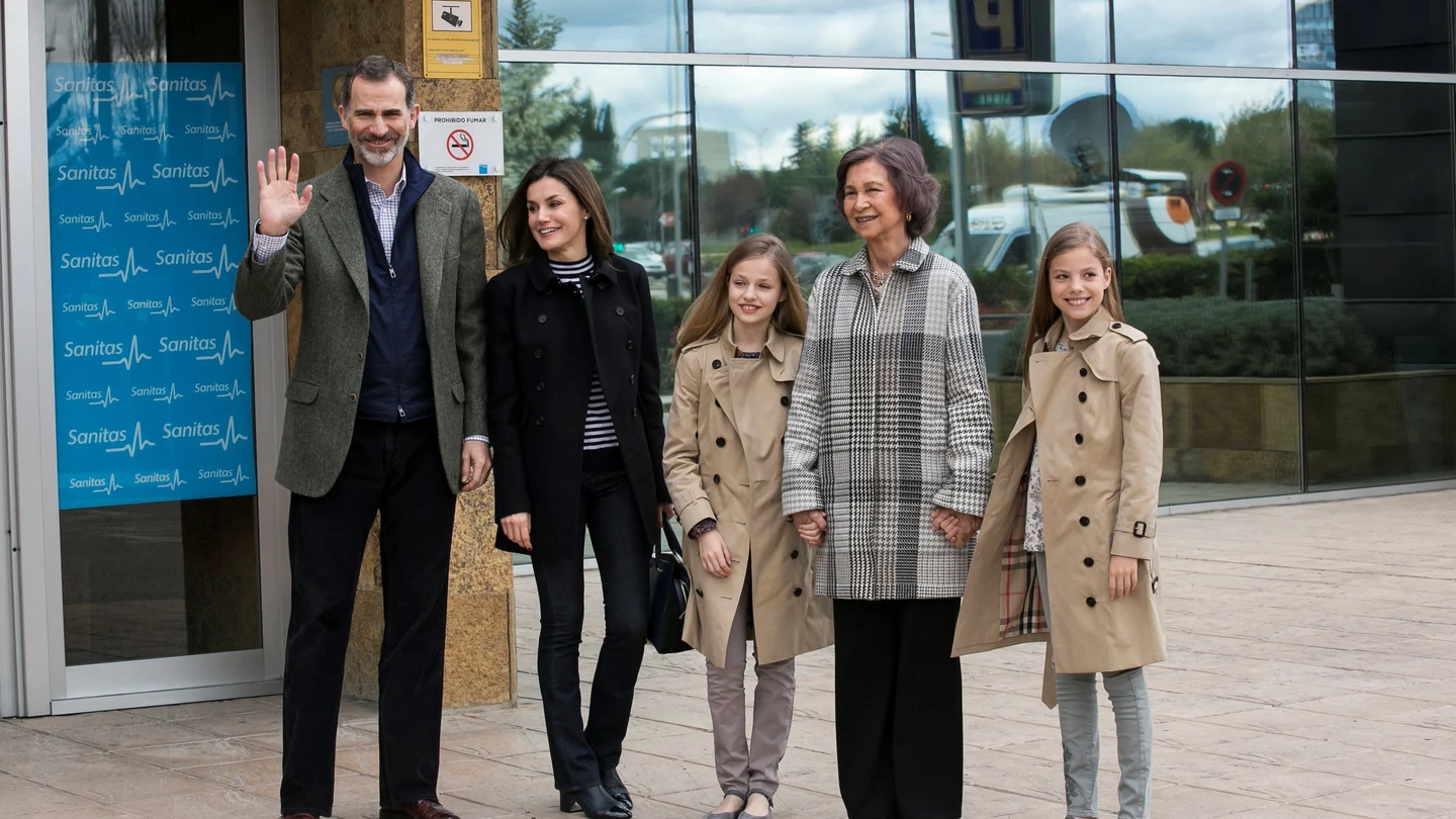 Las infantas, con su abuela y los Reyes Las infantas, con su abuela y los Reyes