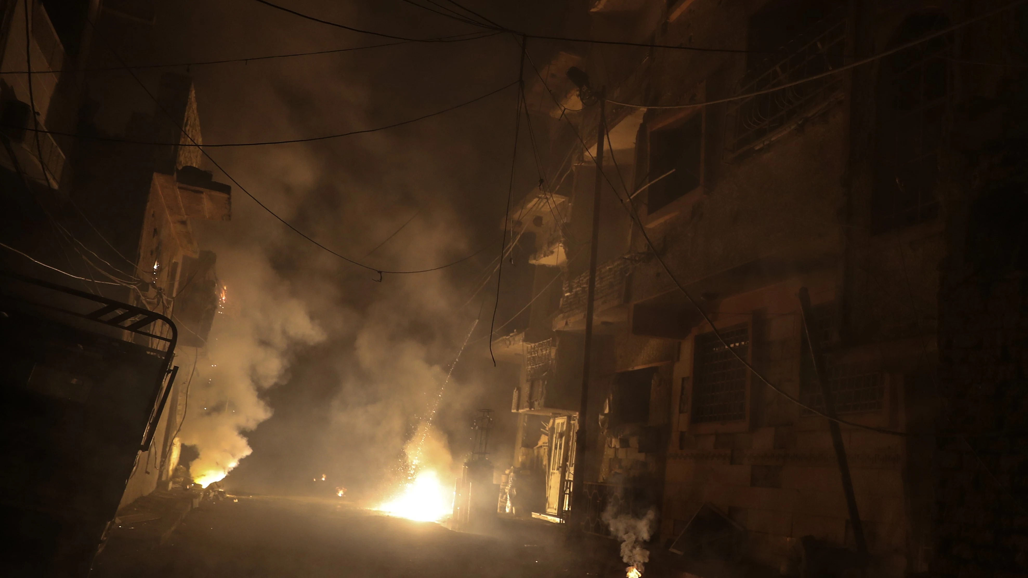 Vista de edificios destruidos después de presuntos ataques aéreos en Duma (Siria)