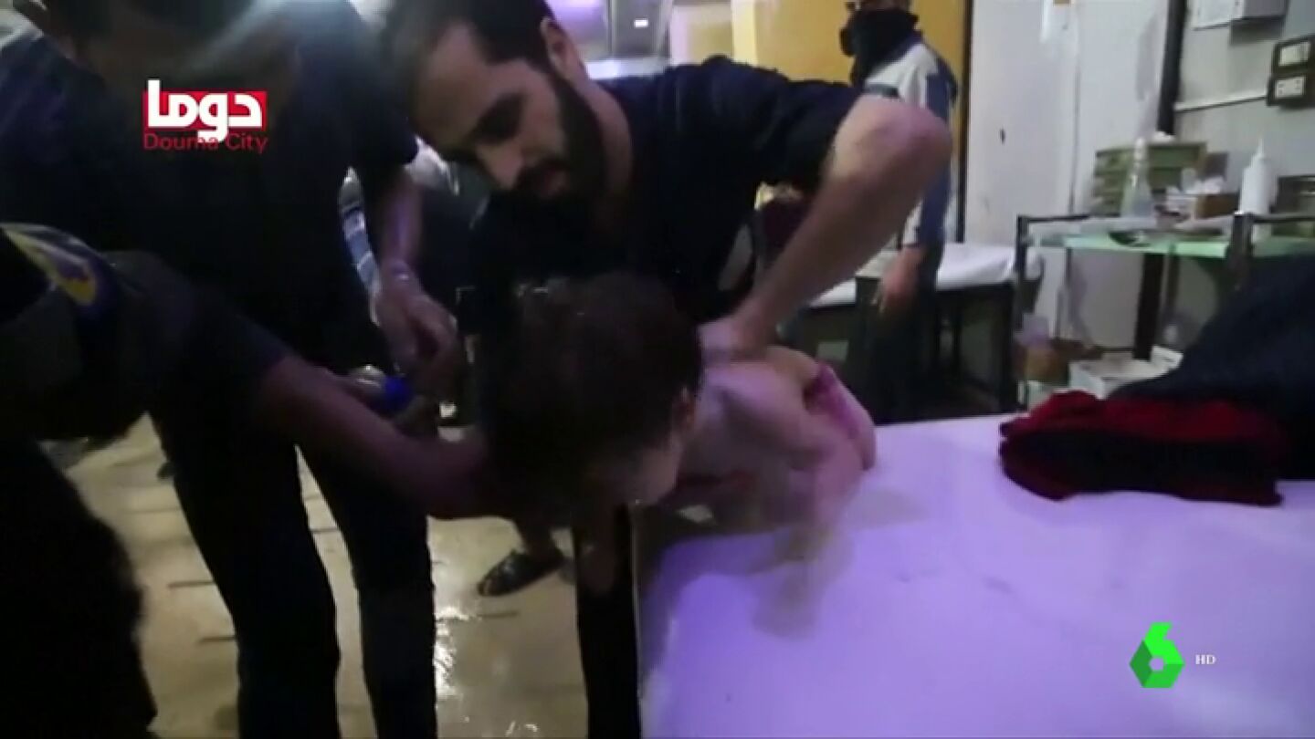 Ni&ntilde;os asfixi&aacute;ndose, m&eacute;dicos desbordados lavando a las v&iacute;ctimas para eliminar el gas t&oacute;xico... las terribles im&aacute;genes del ataque qu&iacute;mico en la ciudad siria de Duma 