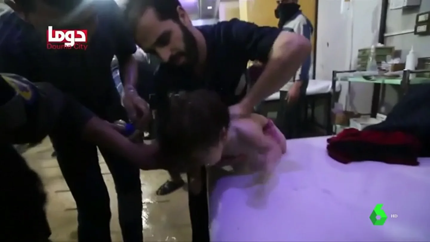 Niños asfixiándose, médicos desbordados lavando a las víctimas para eliminar el gas tóxico... las terribles imágenes del ataque químico en la ciudad siria de Duma Niños asfixiándose, médicos desbordados lavando a las víctimas para eliminar el gas tóxico... las terribles imágenes del ataque químico en la ciudad siria de Duma