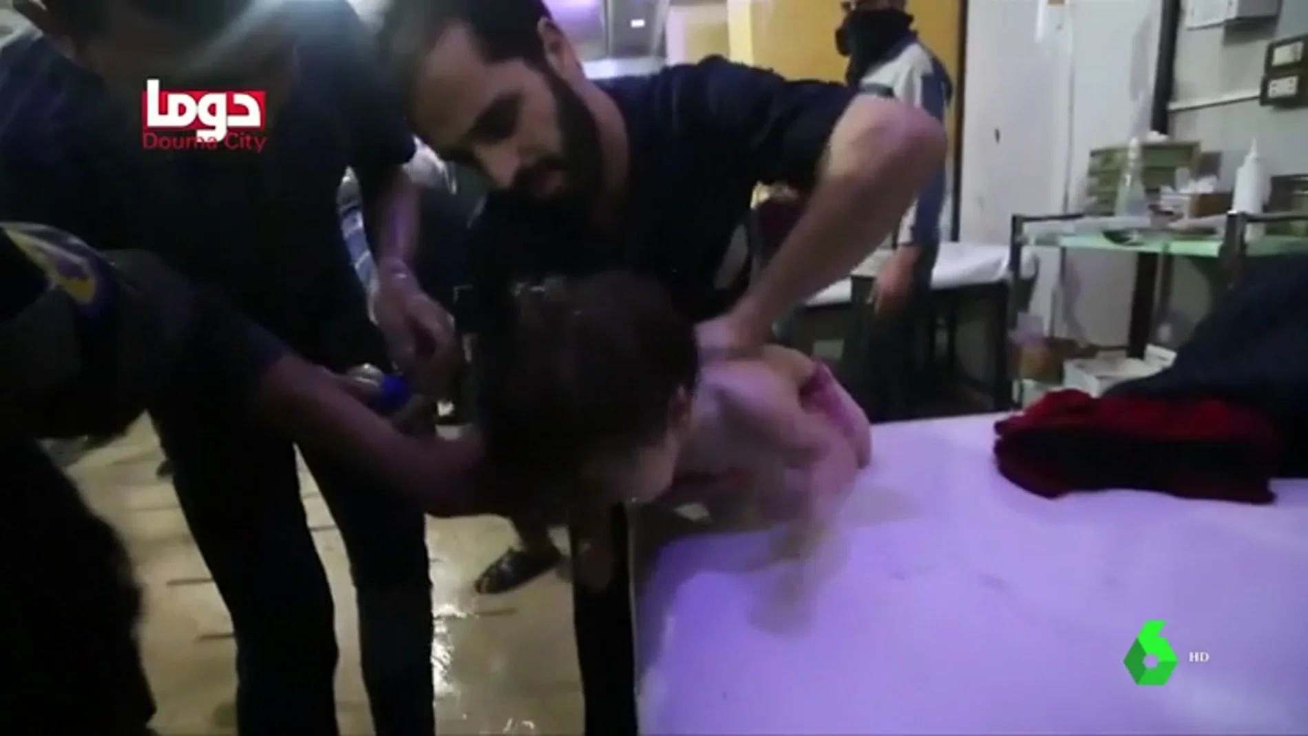 Niños asfixiándose, médicos desbordados lavando a las víctimas para eliminar el gas tóxico... las terribles imágenes del ataque químico en la ciudad siria de Duma 